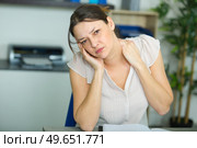 businesswoman with pain in neck. Стоковое фото, агентство Ingram Publishing / Фотобанк Лори