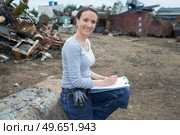 a female worker in scrapyard. Стоковое фото, агентство Ingram Publishing / Фотобанк Лори