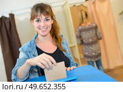 a happy smiling woman voting. Стоковое фото, агентство Ingram Publishing / Фотобанк Лори