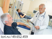 talk of donor and doctor. Стоковое фото, агентство Ingram Publishing / Фотобанк Лори