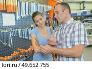 a couple choosing a screwdriver. Стоковое фото, агентство Ingram Publishing / Фотобанк Лори