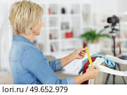 senior woman during vblog. Стоковое фото, агентство Ingram Publishing / Фотобанк Лори