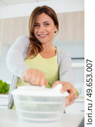 happy young housewife mixing vegetable salad. Стоковое фото, агентство Ingram Publishing / Фотобанк Лори