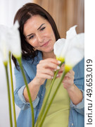 beautiful woman with arum lilies. Стоковое фото, агентство Ingram Publishing / Фотобанк Лори