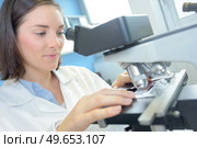 a female scientist with microscope. Стоковое фото, агентство Ingram Publishing / Фотобанк Лори