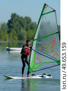 man windsurfing in a lac. Стоковое фото, агентство Ingram Publishing / Фотобанк Лори