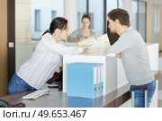 receptionist showing plan to her patient. Стоковое фото, агентство Ingram Publishing / Фотобанк Лори