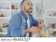 carpenter measuring wood at home. Стоковое фото, агентство Ingram Publishing / Фотобанк Лори