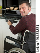 portrait of a man in a wheelchair by the oven. Стоковое фото, агентство Ingram Publishing / Фотобанк Лори