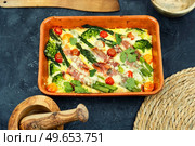 Asparagus wrapped in bacon, baked with tomatoes and broccoli iv casserole dish. Casserole with asparagus and bacon in baking dish. Стоковое фото, агентство Ingram Publishing / Фотобанк Лори