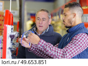 assistant with customer in diy hardware store. Стоковое фото, агентство Ingram Publishing / Фотобанк Лори