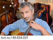 portait of man playing cello. Стоковое фото, агентство Ingram Publishing / Фотобанк Лори