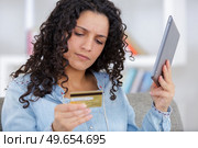worried shopper buying online with credit card. Стоковое фото, агентство Ingram Publishing / Фотобанк Лори