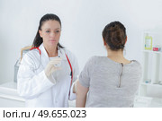 young female doctor giving an injection into the arm. Стоковое фото, агентство Ingram Publishing / Фотобанк Лори