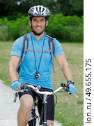 man with bicycle enjoy the view. Стоковое фото, агентство Ingram Publishing / Фотобанк Лори