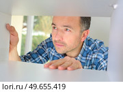 Fitting a cupboard. Стоковое фото, агентство Ingram Publishing / Фотобанк Лори