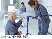 man and woman looking at color charts. Стоковое фото, агентство Ingram Publishing / Фотобанк Лори