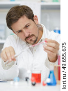 young doctor with blood sample. Стоковое фото, агентство Ingram Publishing / Фотобанк Лори