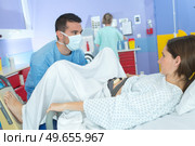 woman having contraction giving birth in hospital. Стоковое фото, агентство Ingram Publishing / Фотобанк Лори
