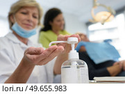 portrait of woman hand washing. Стоковое фото, агентство Ingram Publishing / Фотобанк Лори