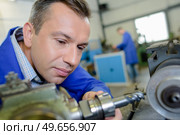 a male mechanic in the shop. Стоковое фото, агентство Ingram Publishing / Фотобанк Лори