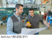 workers checking the plan of a factory. Стоковое фото, агентство Ingram Publishing / Фотобанк Лори