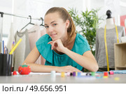 portrait young woman tailor designer looking at camera. Стоковое фото, агентство Ingram Publishing / Фотобанк Лори