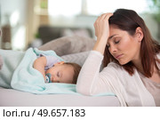 tired mother with sleeping baby. Стоковое фото, агентство Ingram Publishing / Фотобанк Лори