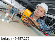 electrical using a hand held calibrator to calibrate instrument. Стоковое фото, агентство Ingram Publishing / Фотобанк Лори