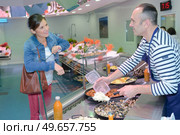 a vendor scooping some food. Стоковое фото, агентство Ingram Publishing / Фотобанк Лори
