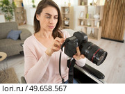 woman in wheelchair training to be a photographer. Стоковое фото, агентство Ingram Publishing / Фотобанк Лори