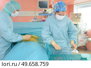 surgeon getting ready to operate on a patient. Стоковое фото, агентство Ingram Publishing / Фотобанк Лори