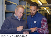 digital marketing coordinator and his worker. Стоковое фото, агентство Ingram Publishing / Фотобанк Лори