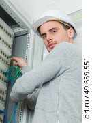 portrait of worker cutting the line. Стоковое фото, агентство Ingram Publishing / Фотобанк Лори