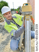 a man is using a geometer. Стоковое фото, агентство Ingram Publishing / Фотобанк Лори