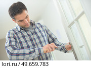 Handyman fitting a new door. Стоковое фото, агентство Ingram Publishing / Фотобанк Лори