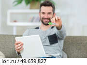 freelancer holding usb card in office. Стоковое фото, агентство Ingram Publishing / Фотобанк Лори