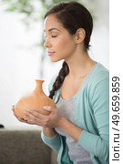 woman inhaling the vapour from her essential oil diffuser. Стоковое фото, агентство Ingram Publishing / Фотобанк Лори