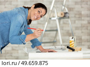 woman tinkering on her free time. Стоковое фото, агентство Ingram Publishing / Фотобанк Лори