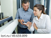 a customer inspecting pvc windows. Стоковое фото, агентство Ingram Publishing / Фотобанк Лори