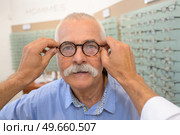 ophthalmologist checking glasses the eyes. Стоковое фото, агентство Ingram Publishing / Фотобанк Лори