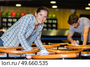 waitress cleaning bar tables. Стоковое фото, агентство Ingram Publishing / Фотобанк Лори