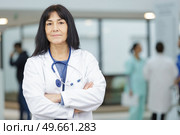 serious doctor in white coat with stethoscope around her neck. Стоковое фото, агентство Ingram Publishing / Фотобанк Лори