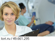 beautiful female professional smiling by mri machine. Стоковое фото, агентство Ingram Publishing / Фотобанк Лори