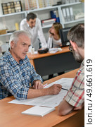 Architect sat with a demanding client. Стоковое фото, агентство Ingram Publishing / Фотобанк Лори