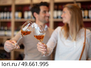 couple toasting wineglasses containing cognac. Стоковое фото, агентство Ingram Publishing / Фотобанк Лори