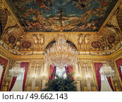 Beautiful decorated Napoleon apartments at Louvre palace. Royal family rooms with cardinal red curtains, golden ornate walls, paintings and crystal chandeliers suspended from ceiling. Стоковое фото, агентство Ingram Publishing / Фотобанк Лори