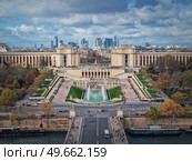 Closeup aerial view of the Trocadero area with La Defense metropolitan district seen at the horizon in Paris, France. Стоковое фото, агентство Ingram Publishing / Фотобанк Лори