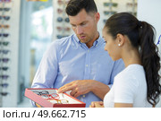 eyeglasses frames in optical store. Стоковое фото, агентство Ingram Publishing / Фотобанк Лори