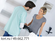 Medical worker in discussion with woman at home. Стоковое фото, агентство Ingram Publishing / Фотобанк Лори